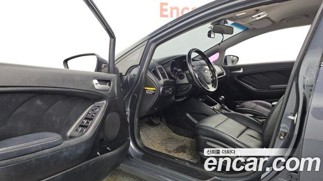 Kia K3 2015 — photo 10