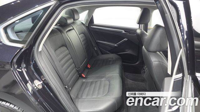Volkswagen Passat 2018 — photo 17