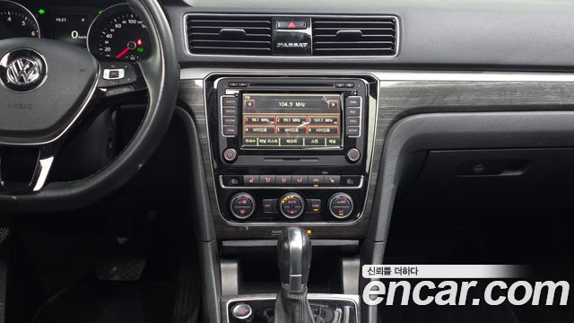Volkswagen Passat 2018 — photo 19