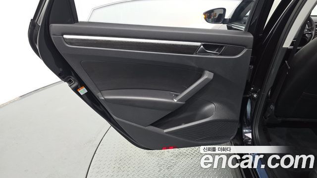 Volkswagen Passat 2018 — photo 15