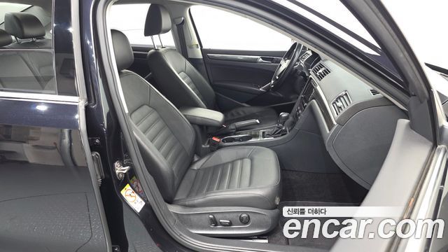 Volkswagen Passat 2018 — photo 16