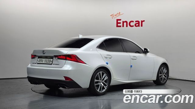 Lexus IS 2017 — photo 2