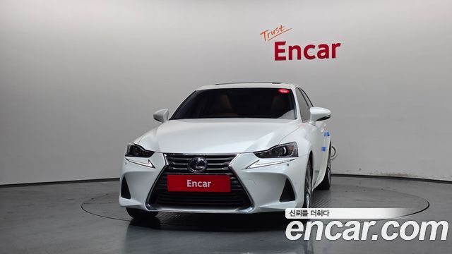 Lexus IS 2017 — photo 3