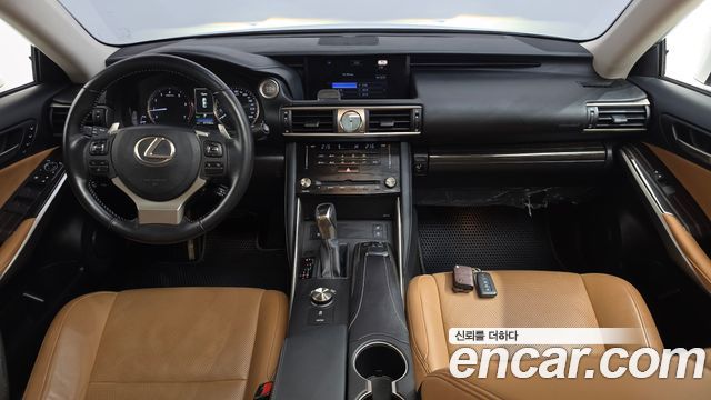 Lexus IS 2017 — photo 7