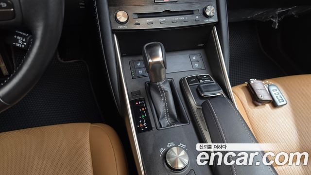 Lexus IS 2017 — photo 9