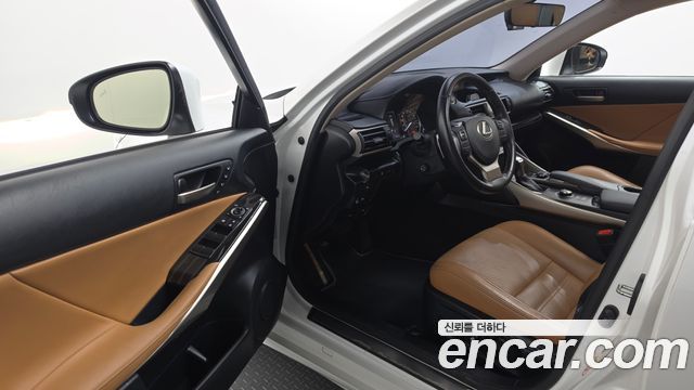 Lexus IS 2017 — photo 10
