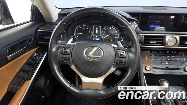Lexus IS 2017 — photo 13