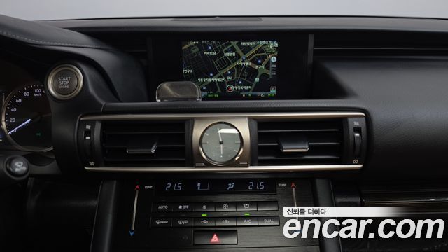 Lexus IS 2017 — photo 14