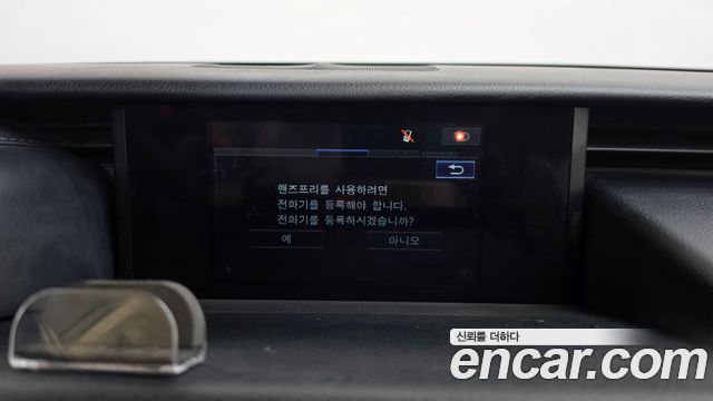 Lexus IS 2017 — photo 16
