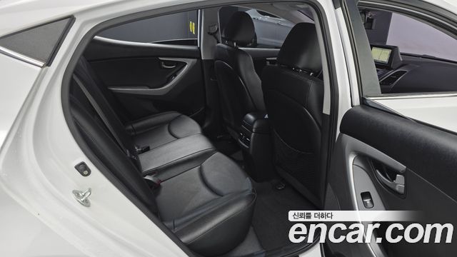 Hyundai AVANTE 2015 — photo 17