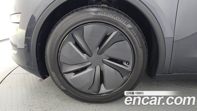 Tesla Model Y 2025 — photo 5