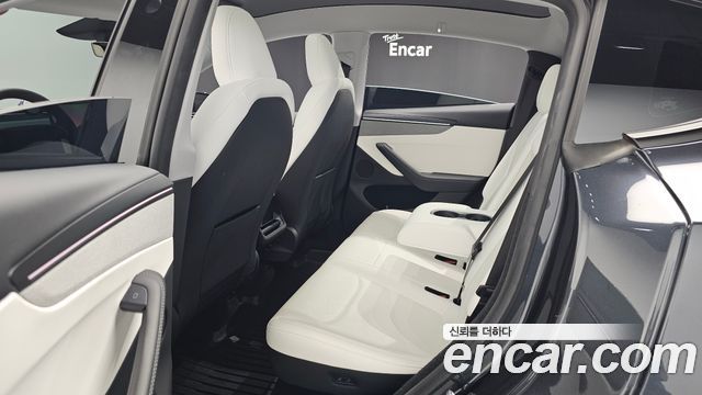 Tesla Model Y 2025 — photo 17