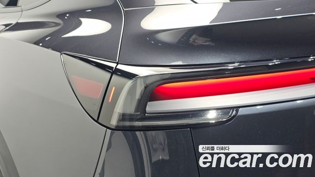 Tesla Model Y 2025 — photo 9