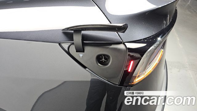 Tesla Model Y 2025 — photo 36