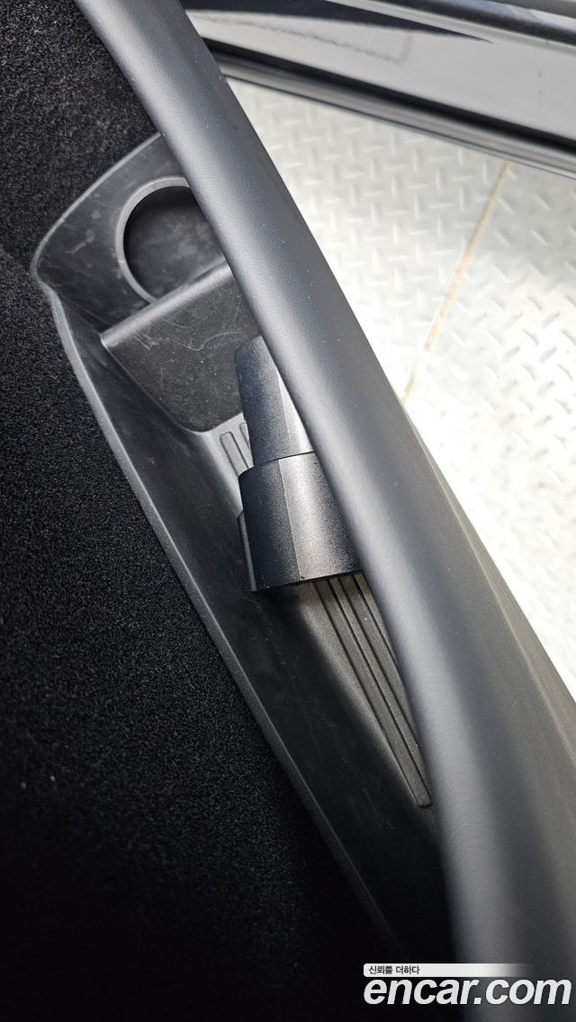 Tesla Model Y 2025 — photo 37