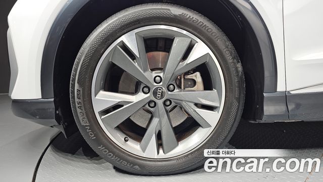 Audi Q4 e-tron 2022 — photo 5