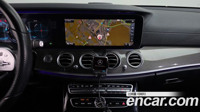 Mercedes-Benz E-Class 2019 — photo 18