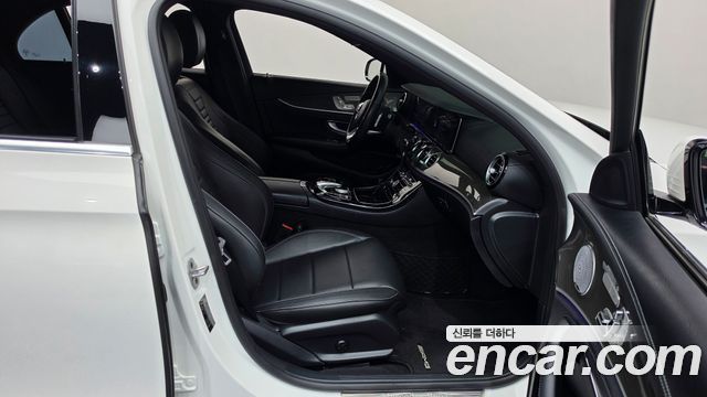 Mercedes-Benz E-Class 2019 — photo 16