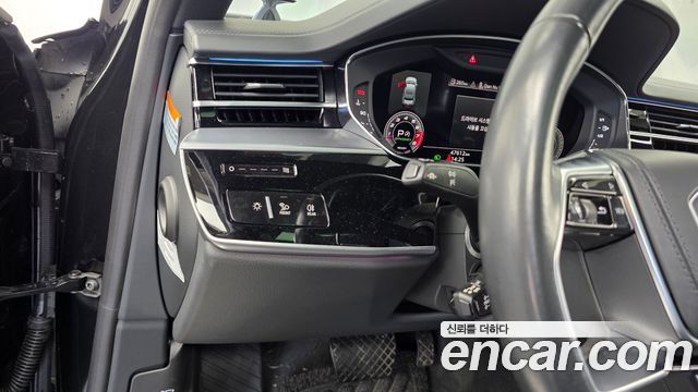 Audi A8 2021 — photo 17