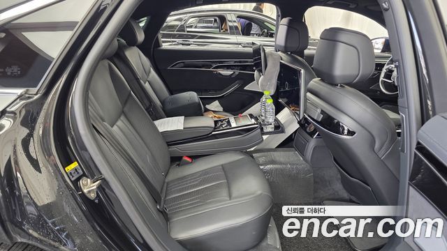 Audi A8 2021 — photo 18