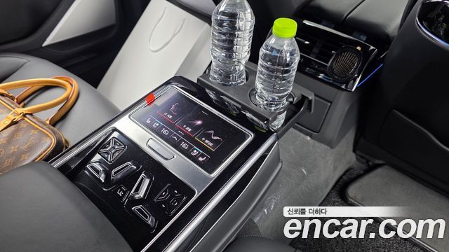 Audi A8 2021 — photo 24