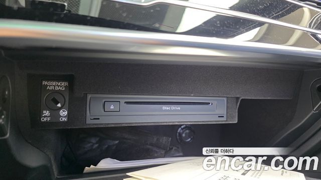 Audi A8 2021 — photo 30