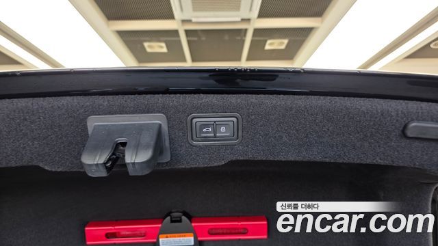 Audi A8 2021 — photo 31