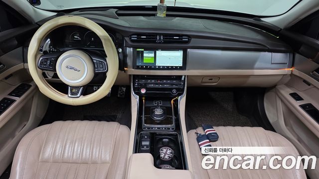 Jaguar XF 2017 — photo 10