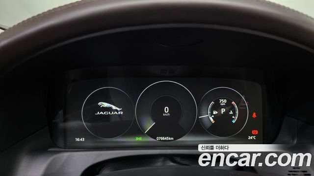 Jaguar XF 2017 — photo 11