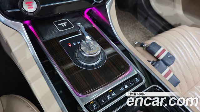 Jaguar XF 2017 — photo 12