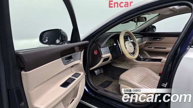 Jaguar XF 2017 — photo 13