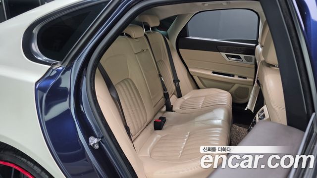 Jaguar XF 2017 — photo 17