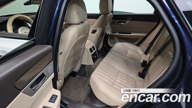 Jaguar XF 2017 — photo 18