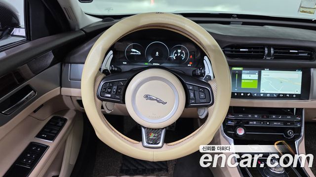 Jaguar XF 2017 — photo 19