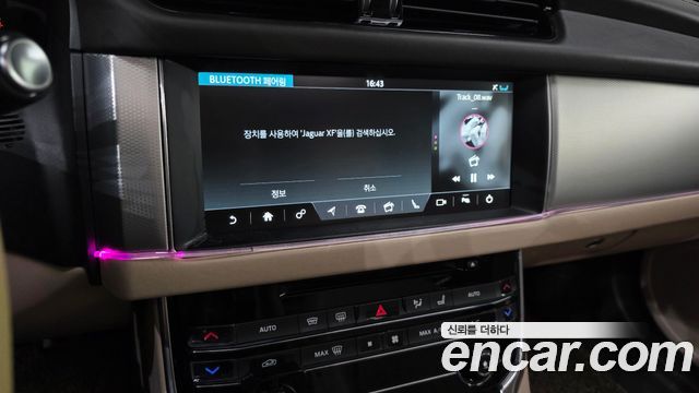 Jaguar XF 2017 — photo 20