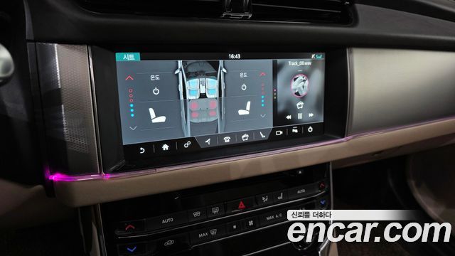Jaguar XF 2017 — photo 22