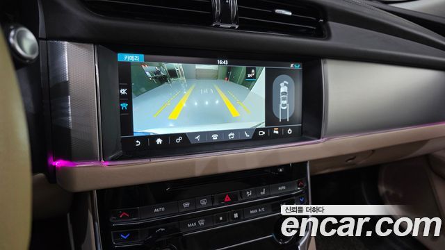 Jaguar XF 2017 — photo 23