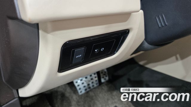 Jaguar XF 2017 — photo 24