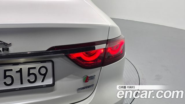 Jaguar XF 2017 — photo 9