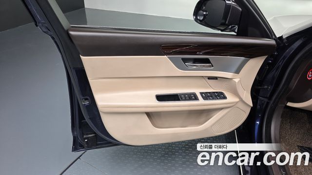 Jaguar XF 2017 — photo 14
