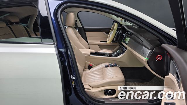 Jaguar XF 2017 — photo 16