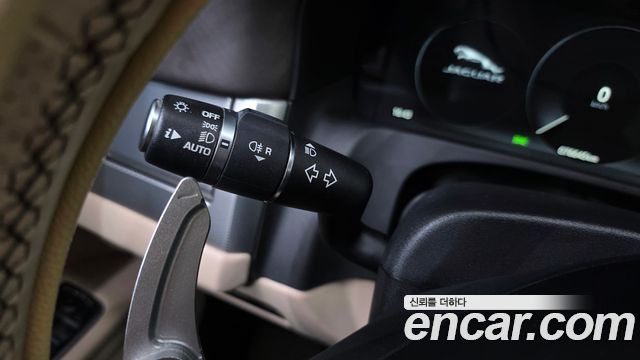 Jaguar XF 2017 — photo 27