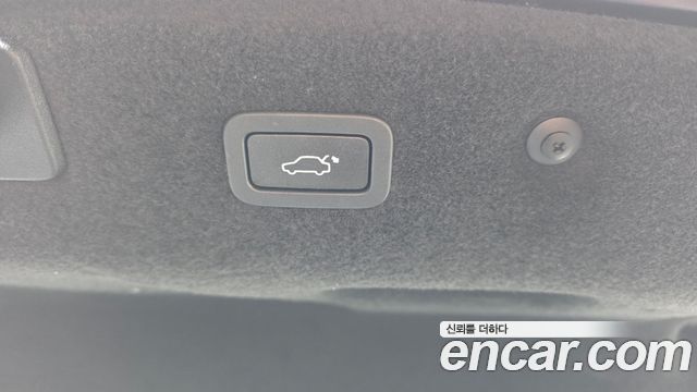 Jaguar XF 2017 — photo 35