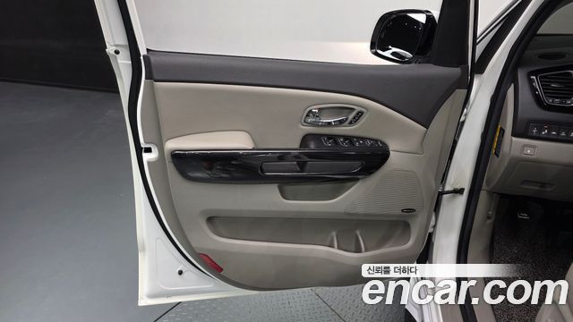 Kia Canival 2016 — photo 14