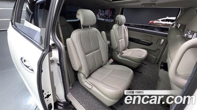 Kia Canival 2016 — photo 16