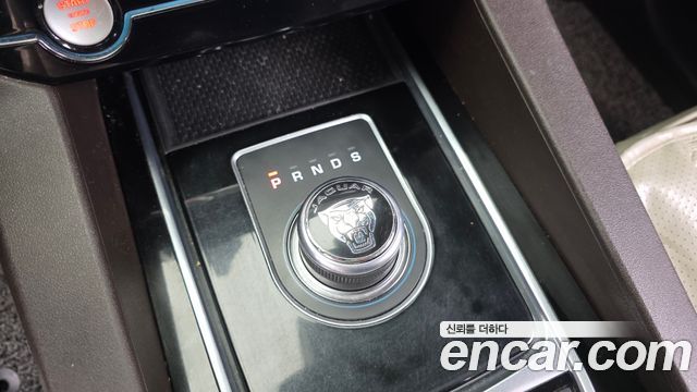 Jaguar F-PACE 2018 — photo 9