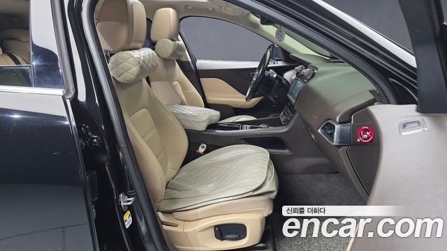 Jaguar F-PACE 2018 — photo 11