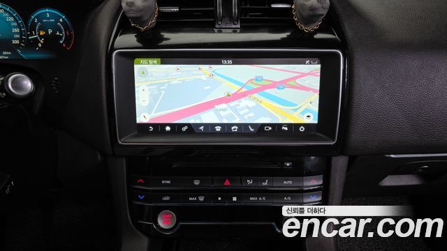 Jaguar F-PACE 2018 — photo 14