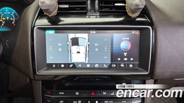 Jaguar F-PACE 2018 — photo 16