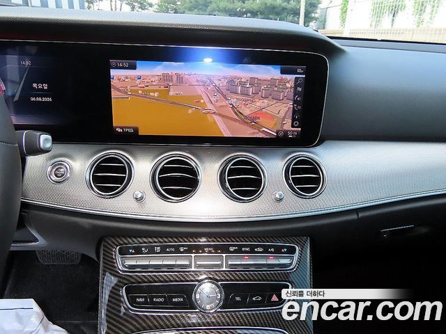 Mercedes-Benz E-Class 2019 — photo 13